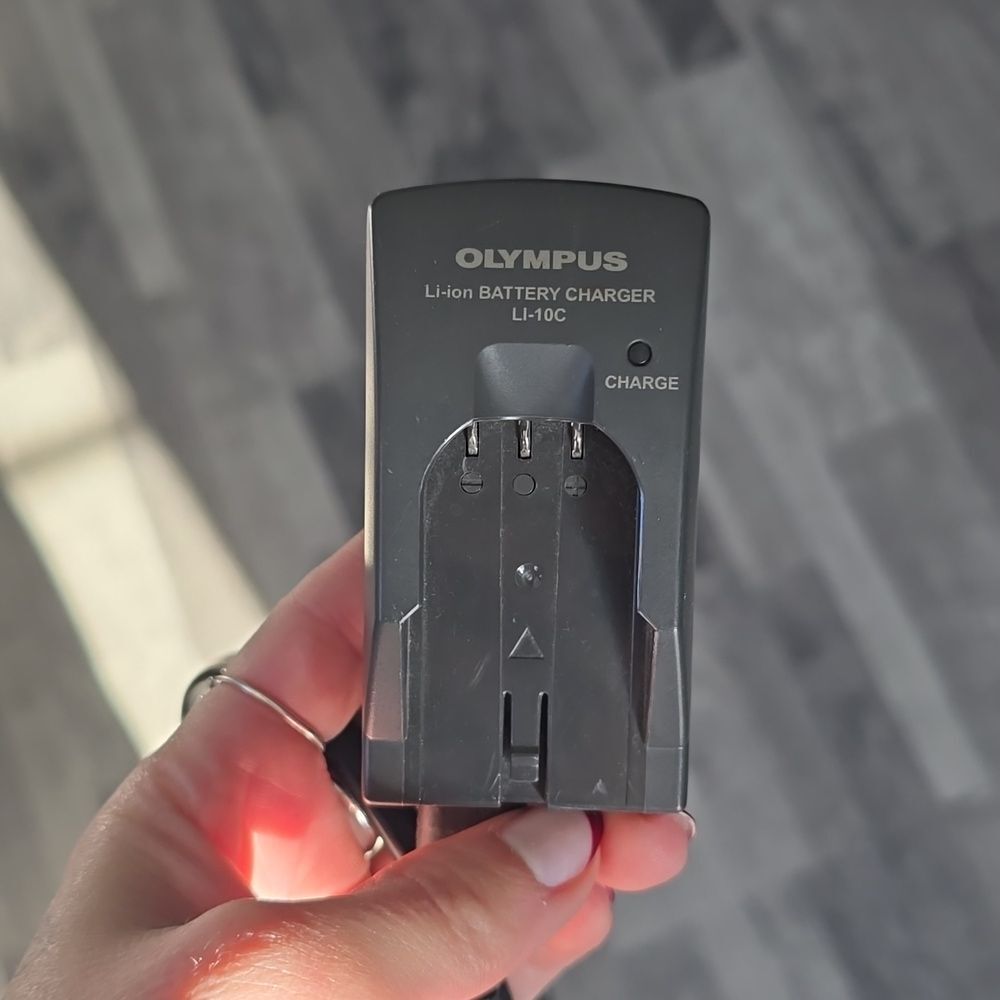 Original Olympus Li-ion Battery Charger Model LI-10C